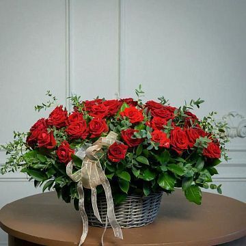 Гранатовый браслет 51 роза в корзине