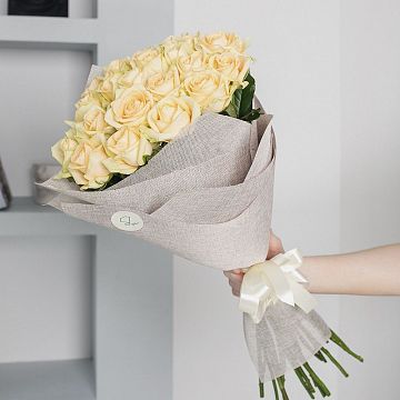 Букет 21 кремовая роза 60см