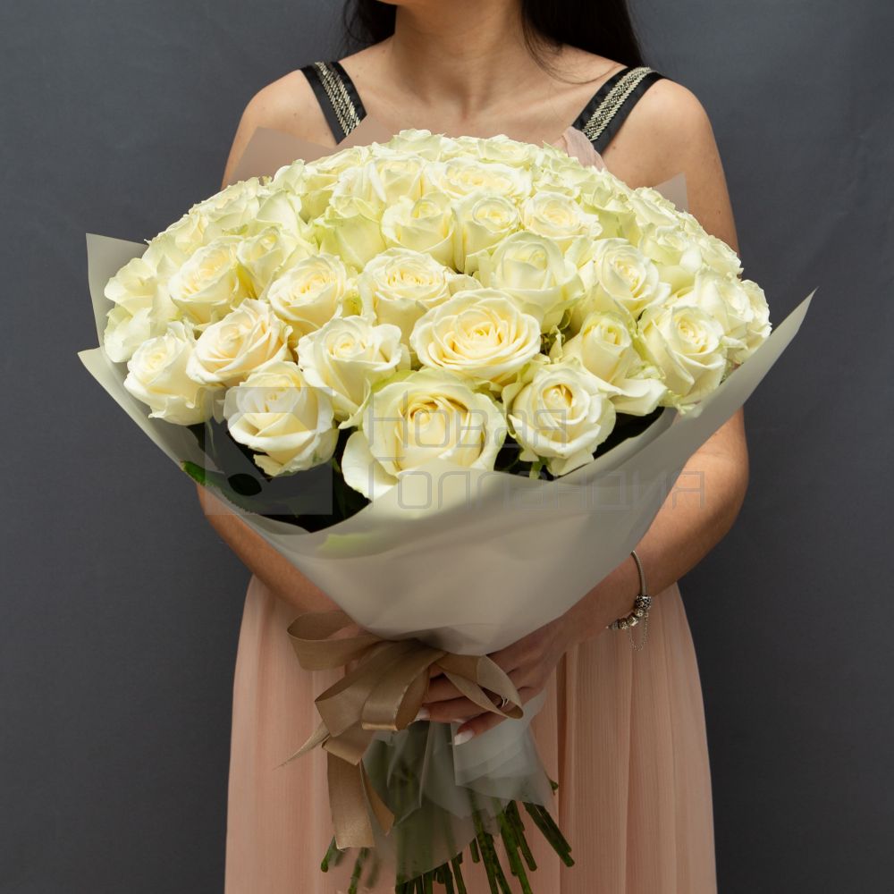 Букет 55 белых роз 50 см.