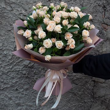 Букет 15 кремовых кустовых роз