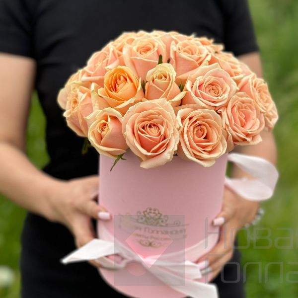15 нюдовых роз в маленькой розовой шляпной коробке №340