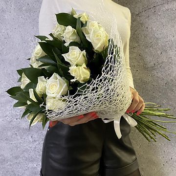 Букет из 25 белых роз 50см.