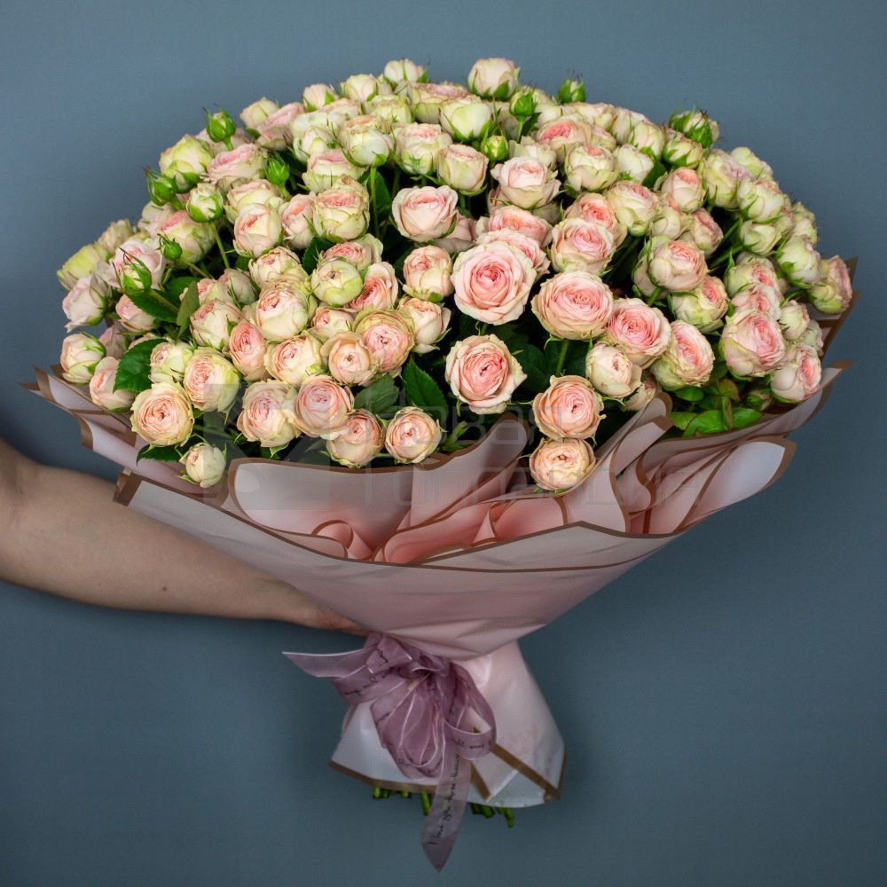 Букет 35 светлых кустовых пионовидных роз