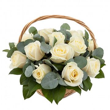 Маленькая корзина из 15 белых роз