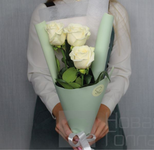 3 белые розы Эквадор 50-60 см.